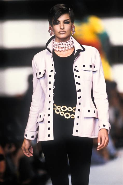 linda evangelista chanel chains